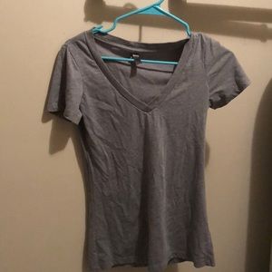 Women’s grey vneck tee